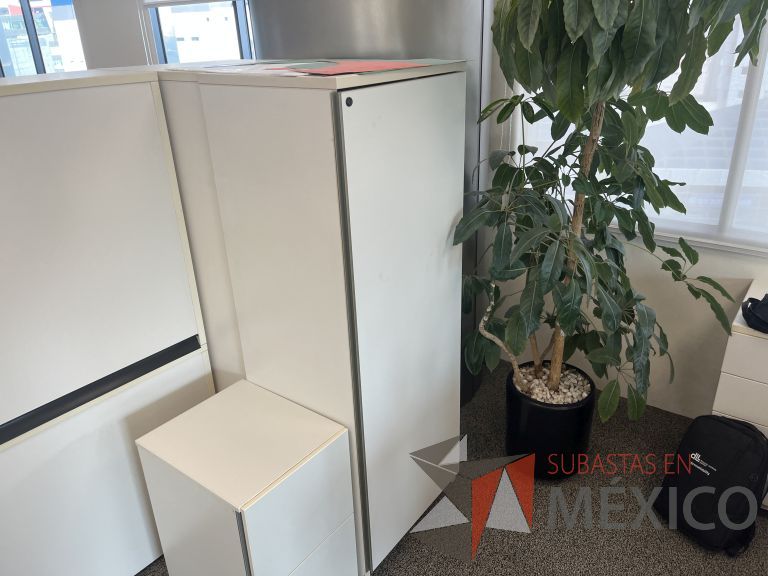 Lote 010 - Gabinete alto de 1 puerta con 3 cajones y 1 entrepaño color beige - Imagen 4