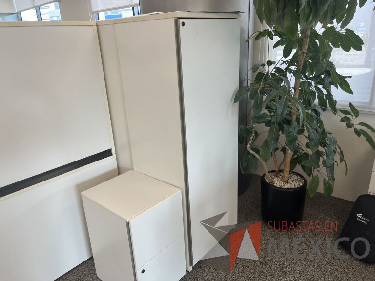 Lote 010 - Gabinete alto de 1 puerta con 3 cajones y 1 entrepaño color beige