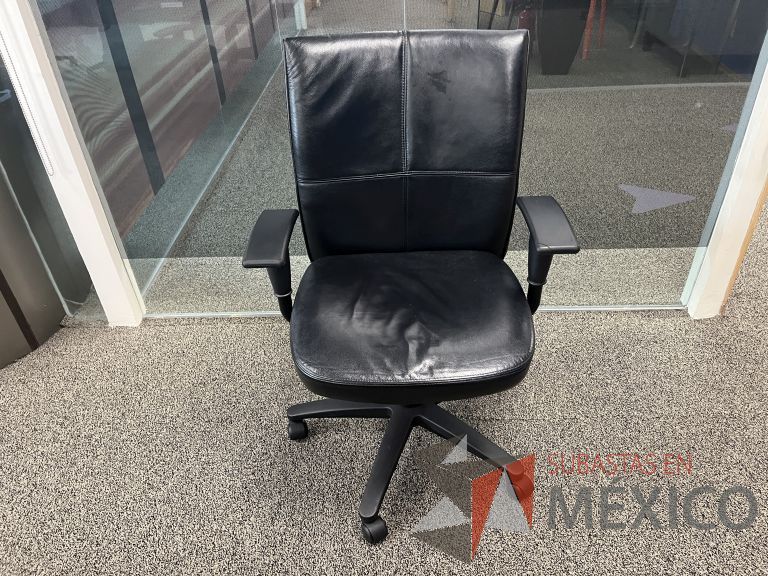 Lote 024 - 2 Sillas ejecutivas con ruedas, descansabrazos, asiento y respaldo de piel color negro