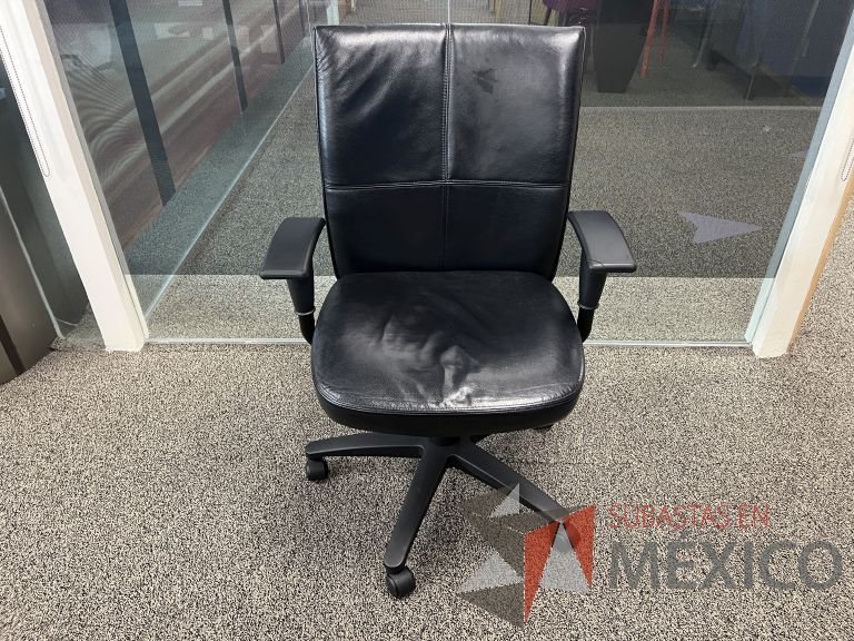 Lote 045 - 2 Sillas ejecutivas con ruedas, descansabrazos, asiento y respaldo de piel color negro