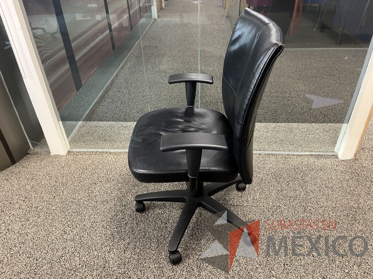 Lote 045 - 2 Sillas ejecutivas con ruedas, descansabrazos, asiento y respaldo de piel color negro - Imagen 2