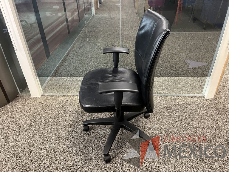 Lote 045 - 2 Sillas ejecutivas con ruedas, descansabrazos, asiento y respaldo de piel color negro - Imagen 6