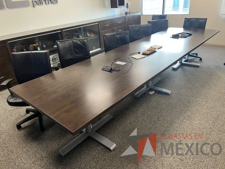 Lote 025 - Mesa de sala de juntas para 14 personas con base metálica y cubierta color café - Imagen 5