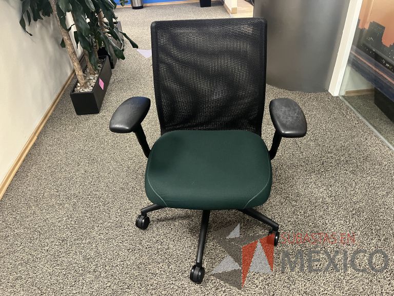 Lote 077 - 2 Sillas operativas con ruedas, descansabrazos, asiento en tela color verde y respaldo en malla color negro