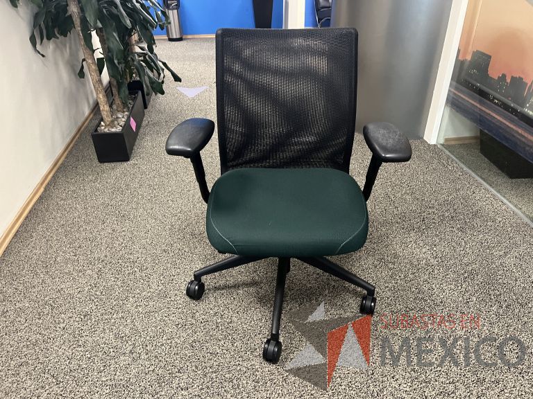 Lote 077 - 2 Sillas operativas con ruedas, descansabrazos, asiento en tela color verde y respaldo en malla color negro - Imagen 6