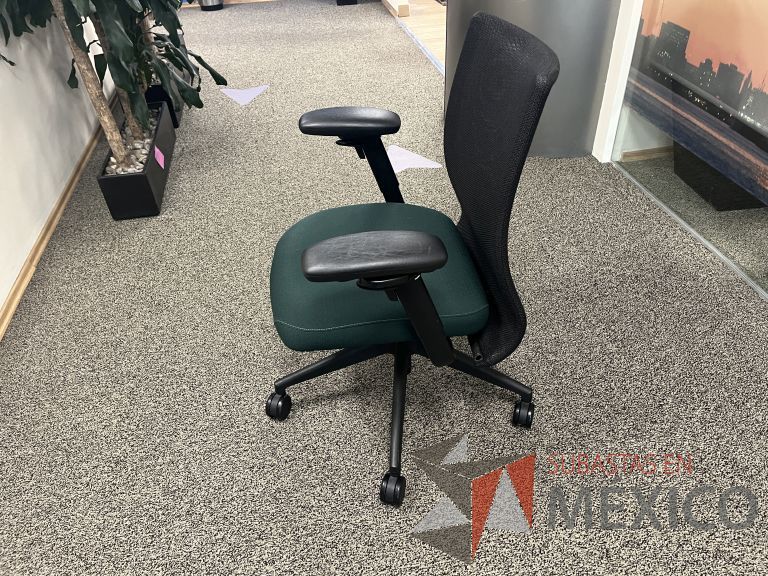 Lote 077 - 2 Sillas operativas con ruedas, descansabrazos, asiento en tela color verde y respaldo en malla color negro - Imagen 2