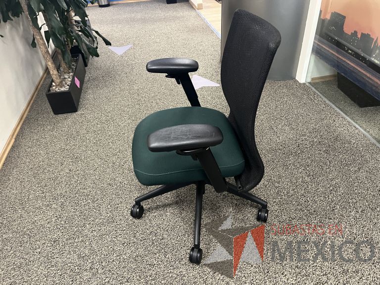 Lote 077 - 2 Sillas operativas con ruedas, descansabrazos, asiento en tela color verde y respaldo en malla color negro - Imagen 4