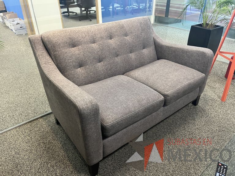Lote 007 - Sillón de 2 plazas con asiento y respaldo en tela color café - Imagen 4