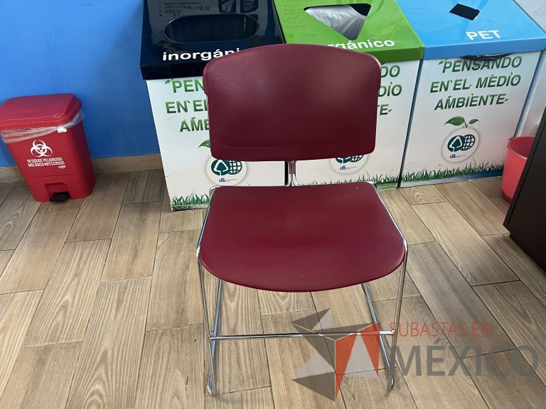 Lote 066 - 4 Sillas de visita con base tipo trineo color rojo y Mesa de trabajo circular con base metálica y cubierta color blanco - Imagen 6