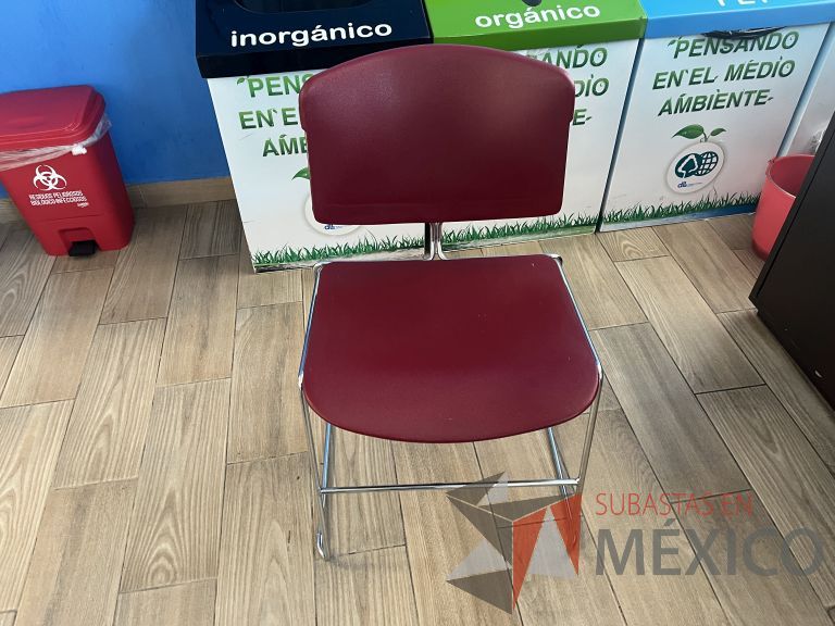 Lote 066 - 4 Sillas de visita con base tipo trineo color rojo y Mesa de trabajo circular con base metálica y cubierta color blanco - Imagen 7