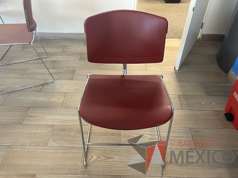 Lote 066 - 4 Sillas de visita con base tipo trineo color rojo y Mesa de trabajo circular con base metálica y cubierta color blanco - Imagen 5