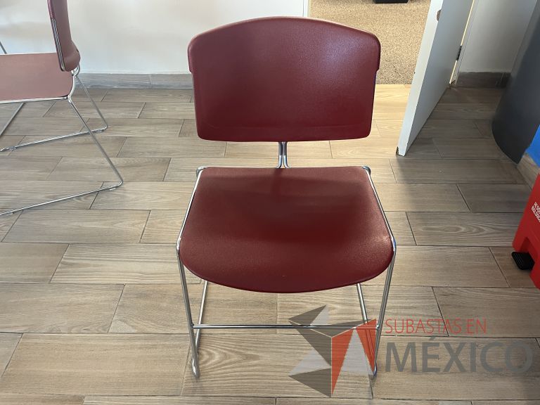 Lote 066 - 4 Sillas de visita con base tipo trineo color rojo y Mesa de trabajo circular con base metálica y cubierta color blanco