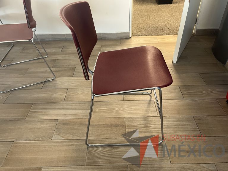Lote 066 - 4 Sillas de visita con base tipo trineo color rojo y Mesa de trabajo circular con base metálica y cubierta color blanco - Imagen 3
