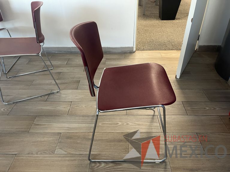 Lote 066 - 4 Sillas de visita con base tipo trineo color rojo y Mesa de trabajo circular con base metálica y cubierta color blanco - Imagen 2