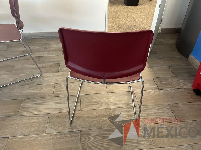 Lote 066 - 4 Sillas de visita con base tipo trineo color rojo y Mesa de trabajo circular con base metálica y cubierta color blanco - Imagen 4