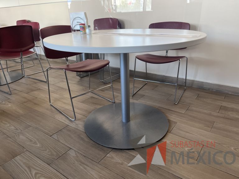 Lote 066 - 4 Sillas de visita con base tipo trineo color rojo y Mesa de trabajo circular con base metálica y cubierta color blanco - Imagen 13