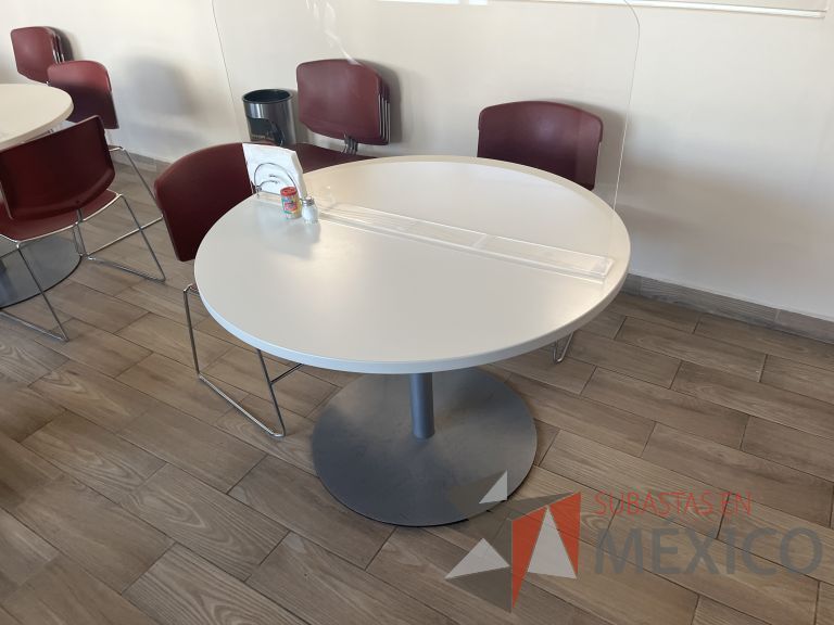 Lote 066 - 4 Sillas de visita con base tipo trineo color rojo y Mesa de trabajo circular con base metálica y cubierta color blanco - Imagen 9