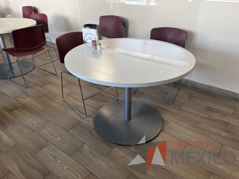 Lote 066 - 4 Sillas de visita con base tipo trineo color rojo y Mesa de trabajo circular con base metálica y cubierta color blanco - Imagen 8