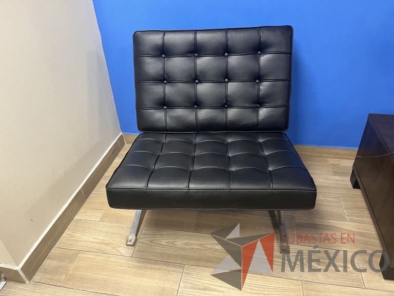 Lote 001 - Sillón de 1 plaza con base metálica, asiento y respaldo de piel color negro