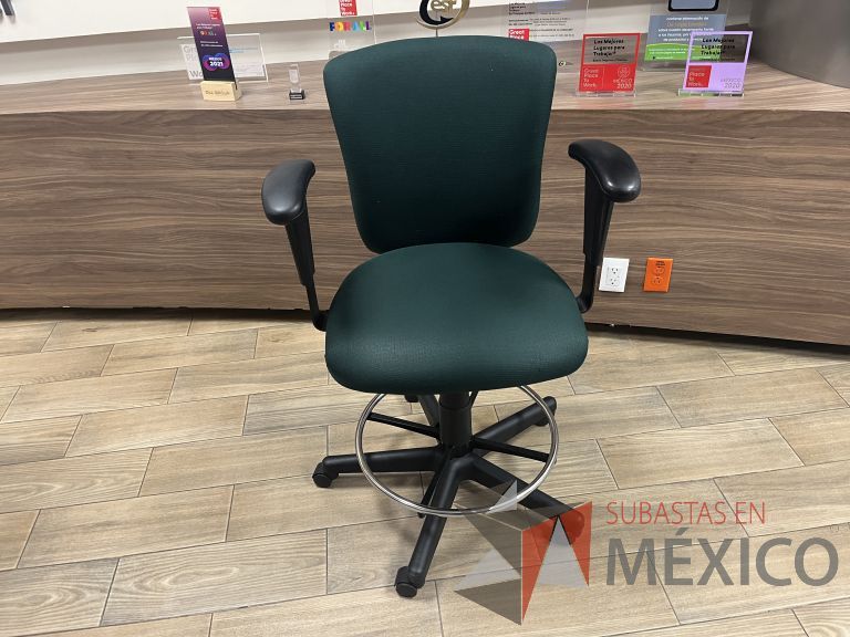 Lote 052 - Silla alta con descansa pies, descansabrazos, asiento y respaldo en tela color verde