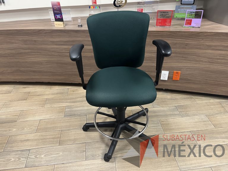 Lote 017 - Silla alta con descansa pies, descansabrazos, asiento y respaldo en tela color verde
