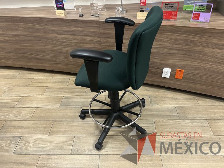 Lote 017 - Silla alta con descansa pies, descansabrazos, asiento y respaldo en tela color verde - Imagen 3
