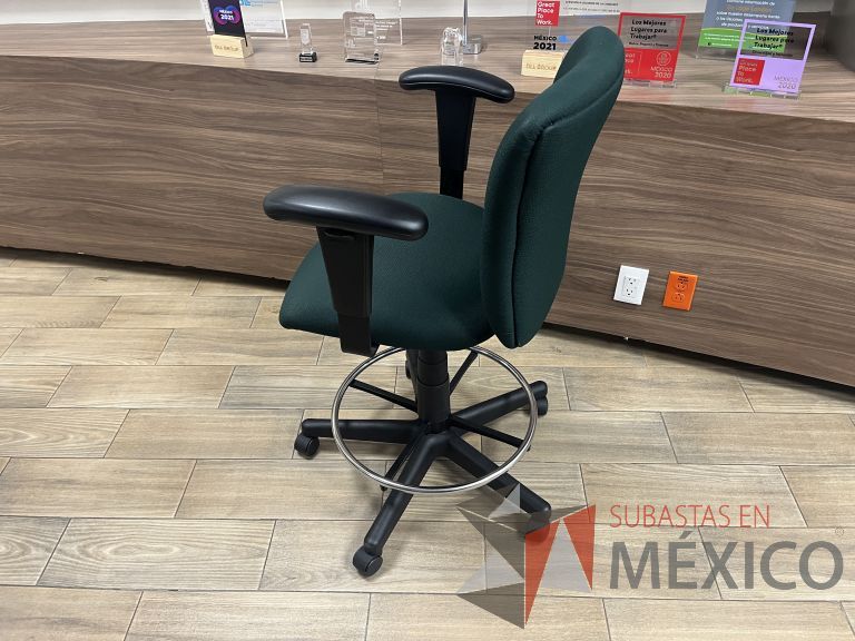 Lote 052 - Silla alta con descansa pies, descansabrazos, asiento y respaldo en tela color verde - Imagen 4