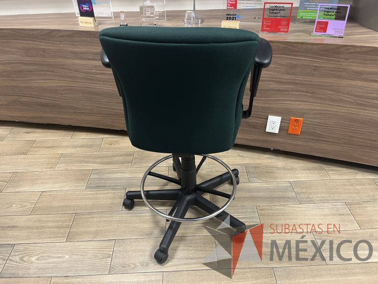 Lote 017 - Silla alta con descansa pies, descansabrazos, asiento y respaldo en tela color verde - Imagen 5