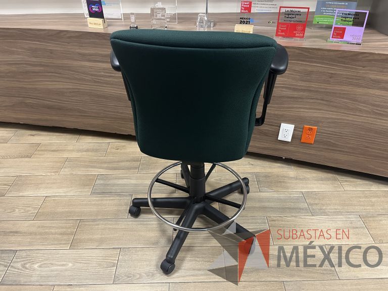Lote 052 - Silla alta con descansa pies, descansabrazos, asiento y respaldo en tela color verde - Imagen 3