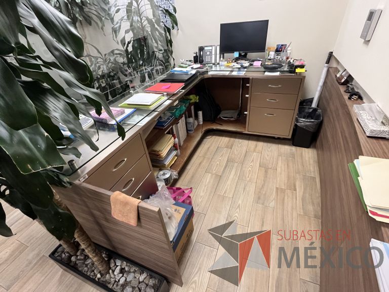 Lote 018 - Mueble de recepción con 6 cajones y cubierta superior de vidrio - Imagen 3