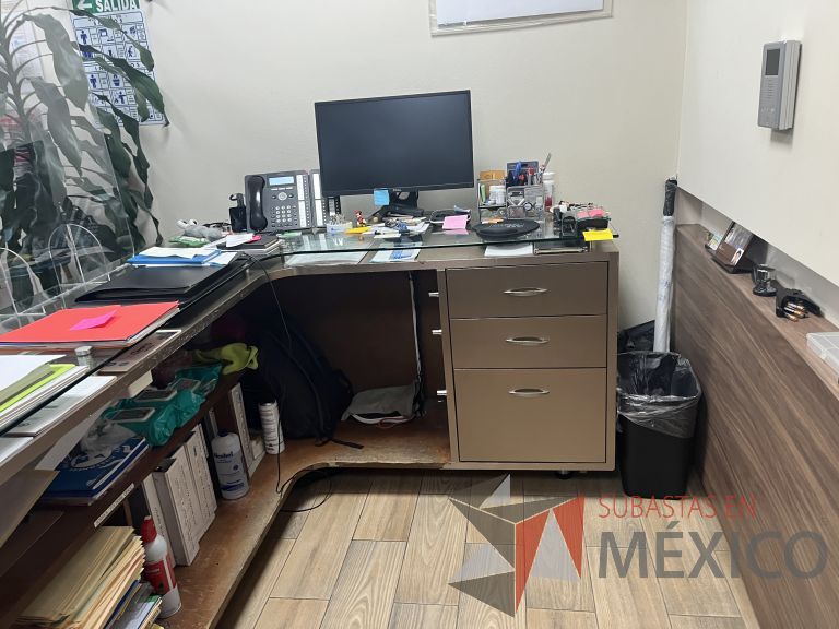Lote 018 - Mueble de recepción con 6 cajones y cubierta superior de vidrio - Imagen 5