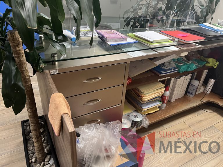 Lote 018 - Mueble de recepción con 6 cajones y cubierta superior de vidrio - Imagen 6