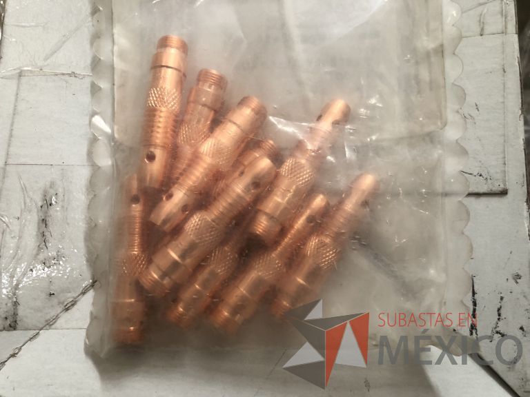 Lote 012 - 2470 Piezas de diferentes materiales (Terminal ojillos, barras de silicón, grano de esmeril, discos depredador, rollos de alambre, limas, bandas, brocas, tarrajas, vidrios, lijas, electrodos, cuchillas, entre otros) - Imagen 182
