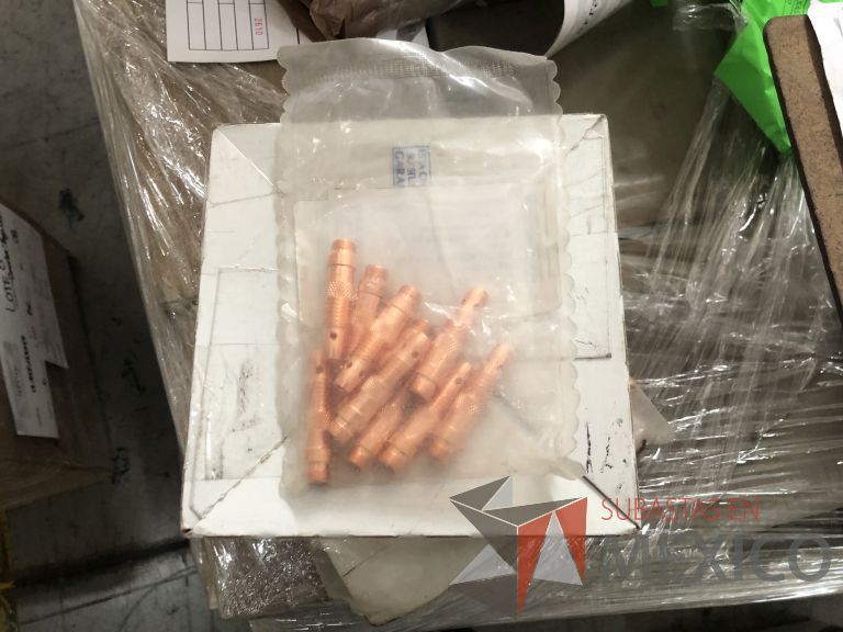 Lote 012 - 2470 Piezas de diferentes materiales (Terminal ojillos, barras de silicón, grano de esmeril, discos depredador, rollos de alambre, limas, bandas, brocas, tarrajas, vidrios, lijas, electrodos, cuchillas, entre otros) - Imagen 176