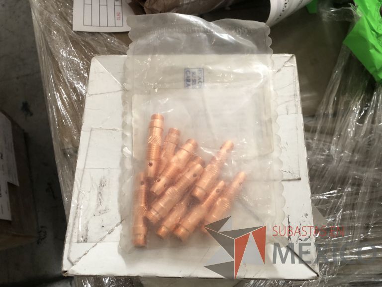 Lote 012 - 2470 Piezas de diferentes materiales (Terminal ojillos, barras de silicón, grano de esmeril, discos depredador, rollos de alambre, limas, bandas, brocas, tarrajas, vidrios, lijas, electrodos, cuchillas, entre otros) - Imagen 175