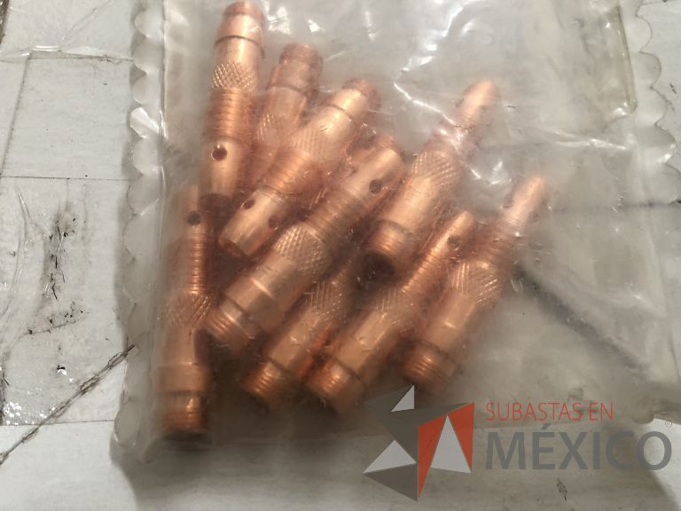 Lote 012 - 2470 Piezas de diferentes materiales (Terminal ojillos, barras de silicón, grano de esmeril, discos depredador, rollos de alambre, limas, bandas, brocas, tarrajas, vidrios, lijas, electrodos, cuchillas, entre otros) - Imagen 154