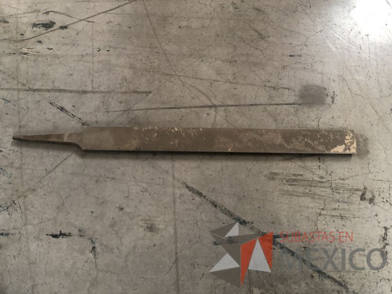 Lote 012 - 2470 Piezas de diferentes materiales (Terminal ojillos, barras de silicón, grano de esmeril, discos depredador, rollos de alambre, limas, bandas, brocas, tarrajas, vidrios, lijas, electrodos, cuchillas, entre otros) - Imagen 319