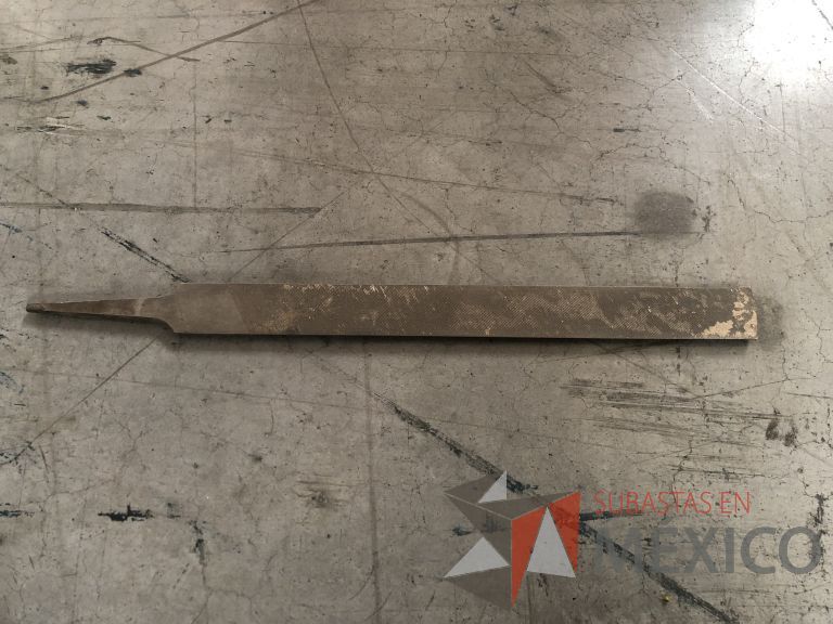 Lote 012 - 2470 Piezas de diferentes materiales (Terminal ojillos, barras de silicón, grano de esmeril, discos depredador, rollos de alambre, limas, bandas, brocas, tarrajas, vidrios, lijas, electrodos, cuchillas, entre otros) - Imagen 162