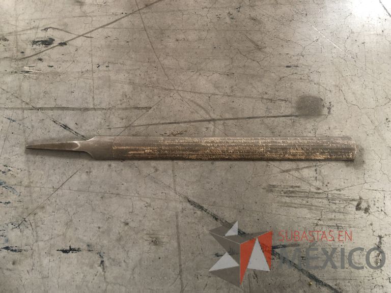 Lote 012 - 2470 Piezas de diferentes materiales (Terminal ojillos, barras de silicón, grano de esmeril, discos depredador, rollos de alambre, limas, bandas, brocas, tarrajas, vidrios, lijas, electrodos, cuchillas, entre otros) - Imagen 318
