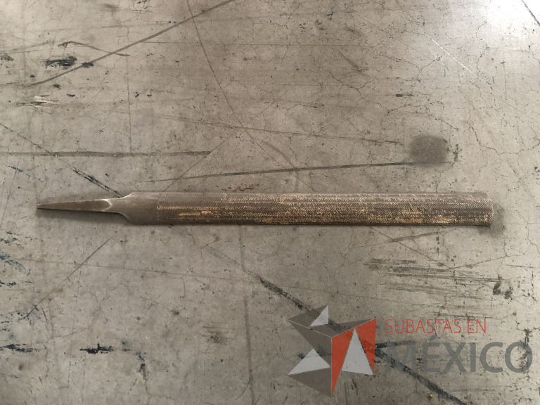 Lote 012 - 2470 Piezas de diferentes materiales (Terminal ojillos, barras de silicón, grano de esmeril, discos depredador, rollos de alambre, limas, bandas, brocas, tarrajas, vidrios, lijas, electrodos, cuchillas, entre otros) - Imagen 163