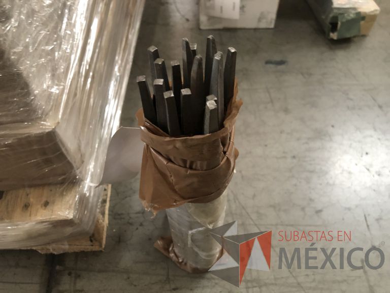 Lote 012 - 2470 Piezas de diferentes materiales (Terminal ojillos, barras de silicón, grano de esmeril, discos depredador, rollos de alambre, limas, bandas, brocas, tarrajas, vidrios, lijas, electrodos, cuchillas, entre otros) - Imagen 200