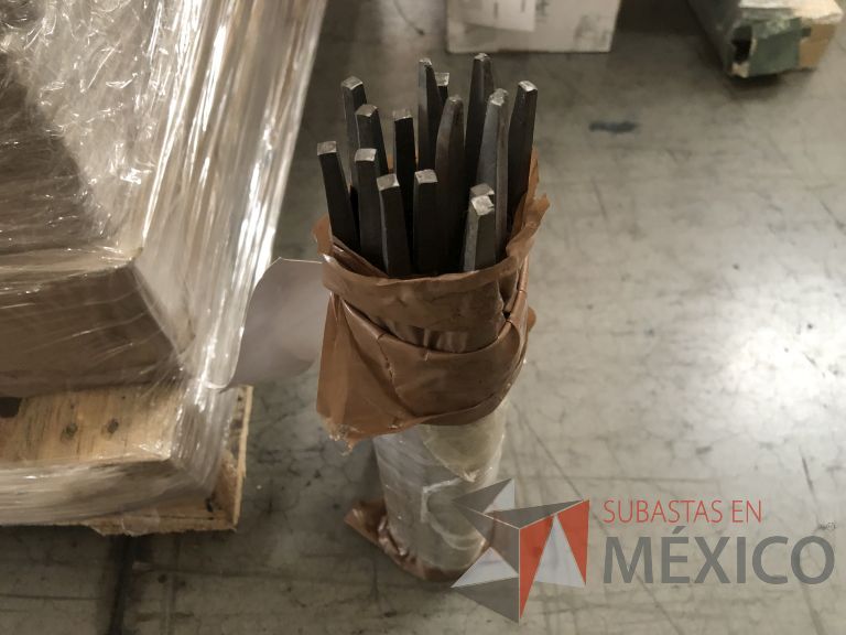 Lote 012 - 2470 Piezas de diferentes materiales (Terminal ojillos, barras de silicón, grano de esmeril, discos depredador, rollos de alambre, limas, bandas, brocas, tarrajas, vidrios, lijas, electrodos, cuchillas, entre otros) - Imagen 317