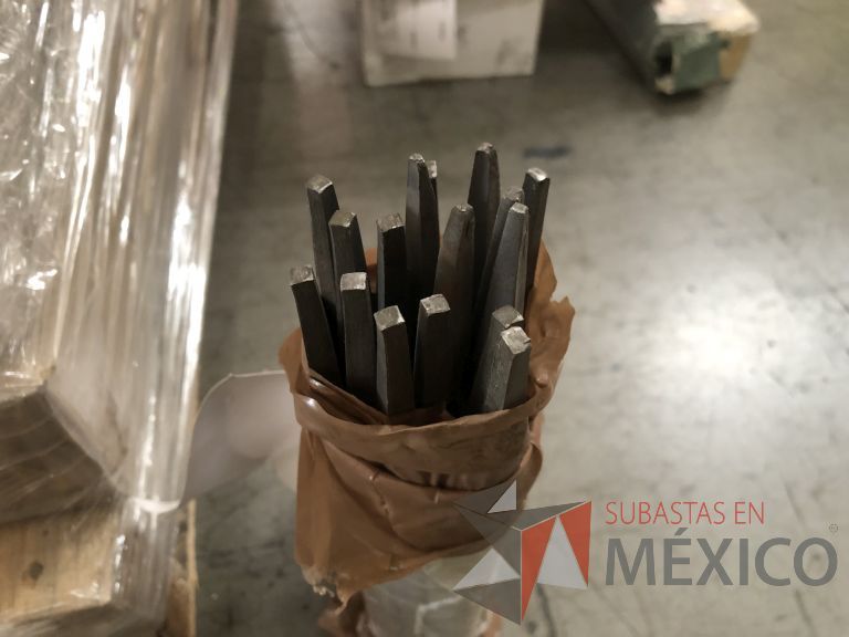 Lote 012 - 2470 Piezas de diferentes materiales (Terminal ojillos, barras de silicón, grano de esmeril, discos depredador, rollos de alambre, limas, bandas, brocas, tarrajas, vidrios, lijas, electrodos, cuchillas, entre otros) - Imagen 11