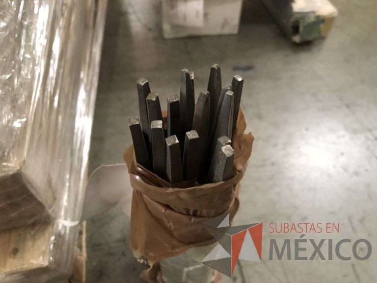 Lote 012 - 2470 Piezas de diferentes materiales (Terminal ojillos, barras de silicón, grano de esmeril, discos depredador, rollos de alambre, limas, bandas, brocas, tarrajas, vidrios, lijas, electrodos, cuchillas, entre otros) - Imagen 7