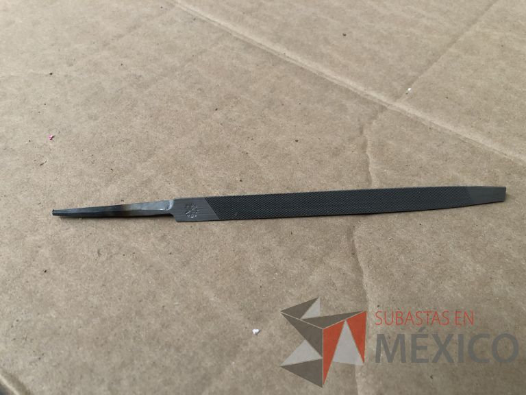 Lote 012 - 2470 Piezas de diferentes materiales (Terminal ojillos, barras de silicón, grano de esmeril, discos depredador, rollos de alambre, limas, bandas, brocas, tarrajas, vidrios, lijas, electrodos, cuchillas, entre otros) - Imagen 74
