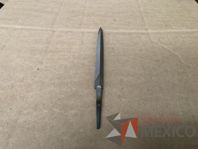 Lote 012 - 2470 Piezas de diferentes materiales (Terminal ojillos, barras de silicón, grano de esmeril, discos depredador, rollos de alambre, limas, bandas, brocas, tarrajas, vidrios, lijas, electrodos, cuchillas, entre otros) - Imagen 35
