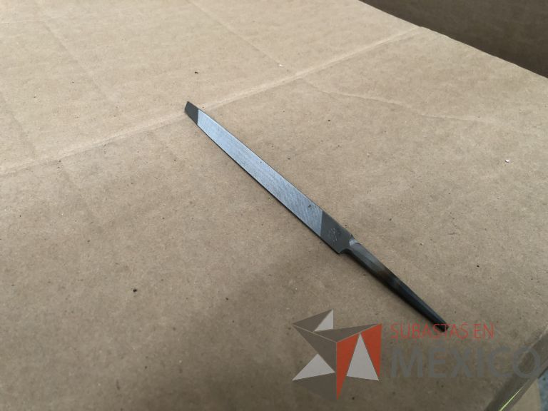 Lote 012 - 2470 Piezas de diferentes materiales (Terminal ojillos, barras de silicón, grano de esmeril, discos depredador, rollos de alambre, limas, bandas, brocas, tarrajas, vidrios, lijas, electrodos, cuchillas, entre otros) - Imagen 141