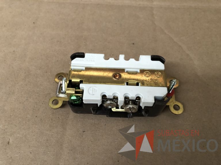 Lote 007 - 7227 Piezas de diferentes componentes (Paneles LED, Fuentes conmutadas, multicontactos, contacto dúplex, termofil, LED Panel, Fuentes de voltaje, etc.) - Imagen 165
