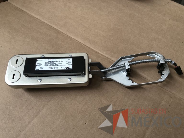 Lote 007 - 7227 Piezas de diferentes componentes (Paneles LED, Fuentes conmutadas, multicontactos, contacto dúplex, termofil, LED Panel, Fuentes de voltaje, etc.) - Imagen 152