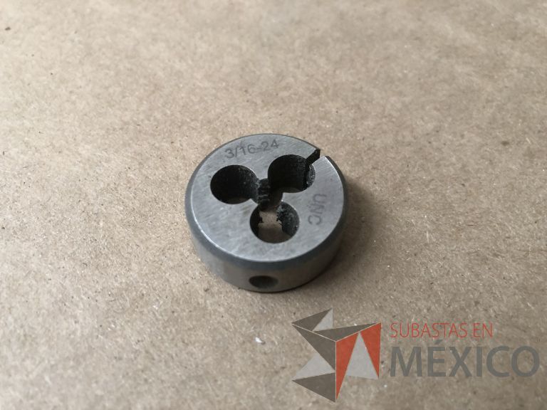 Lote 012 - 2470 Piezas de diferentes materiales (Terminal ojillos, barras de silicón, grano de esmeril, discos depredador, rollos de alambre, limas, bandas, brocas, tarrajas, vidrios, lijas, electrodos, cuchillas, entre otros) - Imagen 135